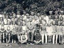 1952 v Hlinsku pod Hostýnem Pan řídící učitel Vojtěch Ležák se svými žáky z Hlinska pod Hostýnem